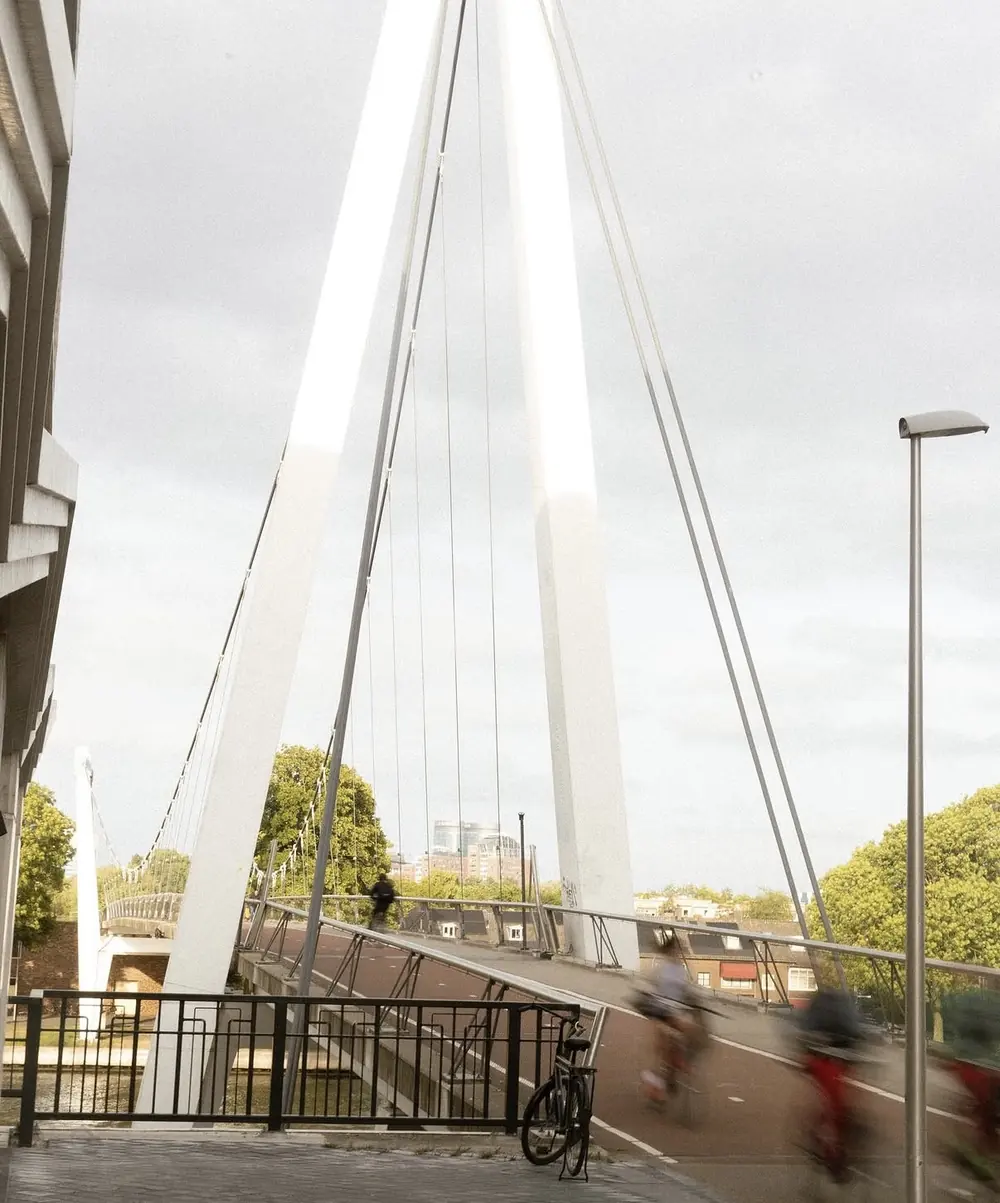 De Dafne Schippersbrug over het Amsterdam-Rijnkanaal met langsfietsende mensen