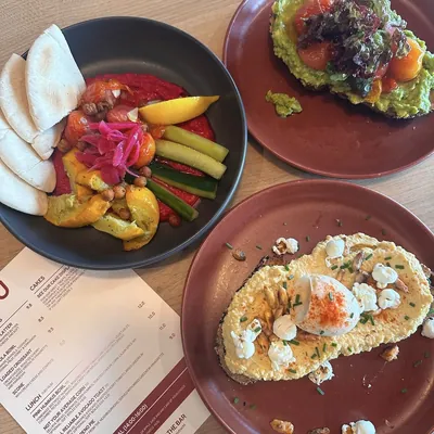 Pink hummus bowl, avocado toast en toast met maïshummus en een gepocheerd ei